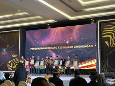 Kemenkes Beri Penghargaan...
