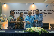 J Trust Bank Optimistis...