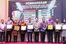 Pemkab Tangerang Raih...