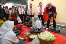 Tinjau Dapur Umum, Ganjar...