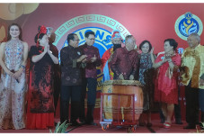 Momen Berbagi Bingkisan...