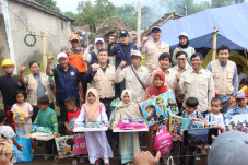 Titis Sampurna Serahkan...
