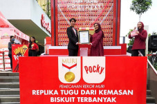 Bikin Tugu Raksasa dari...