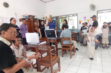 Dibantu Kacamata dari...