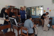 Bantu Siswa Kurang Mampu,...