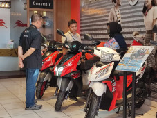Bersaing dengan Merek...