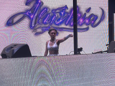 Aksi Energik DJ Alyshia...