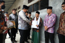 Menteri Hadi Serahkan...
