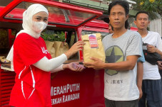 Aksi Donasi Paket Makanan...