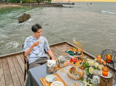 Bagikan Konten Staycation...