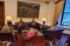 Di Kantor PBB, Bupati...