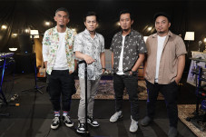 4 Band yang Besar di...