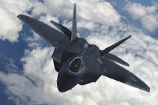 Jet Siluman F-22 dan...
