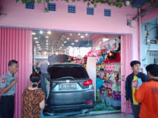 Menghindari Motor, Mobil...