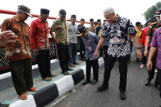 Ganjar Bangun Jembatan...