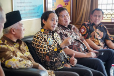 Tinjau Panti Asuhan...