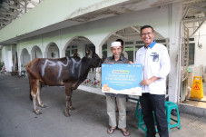 Peringati Iduladha dan...