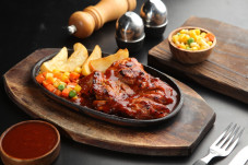 Tiga Bulan Dijual, Steak...