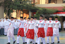 Sarung Atlas Merah Putih...