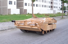 Pria Ini Bikin Tank...