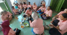 Mak Ganjar Latih Emak-emak...