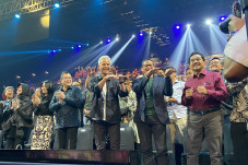 Nonton Konser Musik...