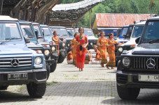 Tutup Tahun, Mercedes...