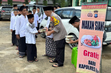 Polres Inhu Ajak Santri...