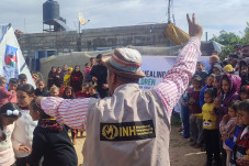 Hibur Pengungsi di Gaza,...