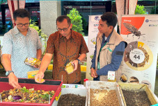 Ajak Karyawan Ubah Sampah...