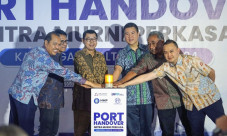 Bangun Pelabuhan Smelter...