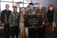 Rayakan Hari Jadi, Starbucks...