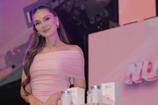 Luna Maya dan D.V.N...