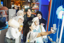 Booth Pop-Up dan Live...