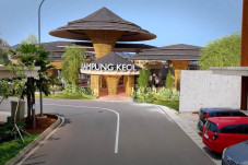 Ekspansi, Kampung Kecil...
