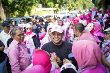Flashmob 2.000 Orang,...