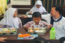 Cek Makan Bergizi Gratis...