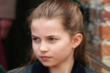 Putri Charlotte Pakai...