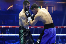 Dmitry Bivol Kalahkan...