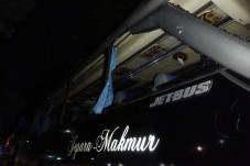 Dua Bus Rusak Akibat...
