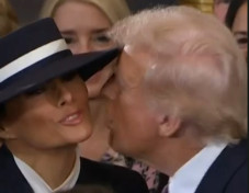 Donald Trump Coba Mencium...
