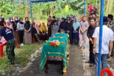Isak Tangis Warnai Pemakaman...