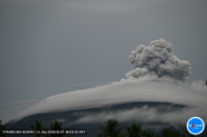 Gunung Ibu Meletus 16...
