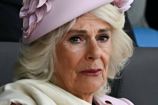 Ratu Camilla Menangis...