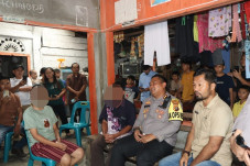 Bocah Perempuan di Nias...