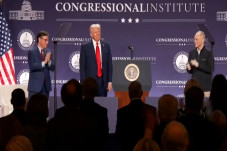 Donald Trump Bersiap...