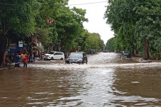 Banyak Motor dan Mobil...