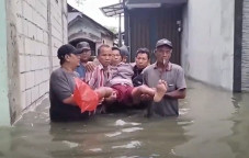 Lansia Korban Banjir...
