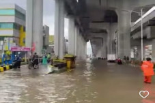 Banjir Genangi Jalan...
