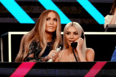 Kim Kardashian dan Jennifer...